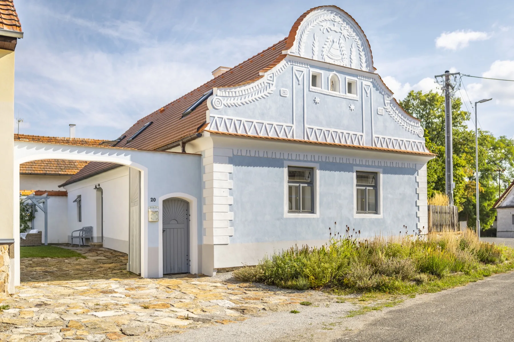 Modrá usedlost s malovaným štítem z roku 1863